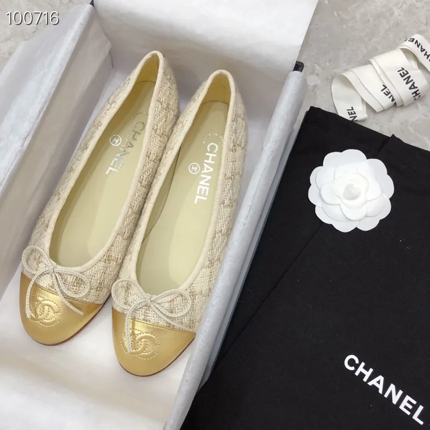 👟👟Ex-factory price 480👟👟 Chanel - classic color-blocked ballet shoes ⚠ Fashionable catwalk style❤M After many years, it still attracts fans... The splicing color mix and match, bow embellishment, interpret fashion! How to match the series to look good! Original custom-made wood-colored rubber outsole, 1.5cm square heel, imported mixed woolen surface/mixed sheepskin surface, sheepskin lining for feet... Regular size 34-40 (customized size 41 is non-returnable) 🎁Supporting packaging